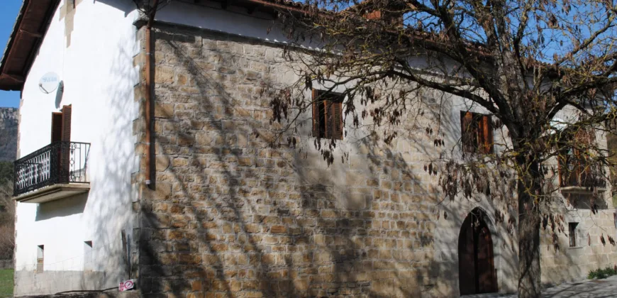 Casa Independiente de piedra en el pueblo de Izal Valle de Salazar