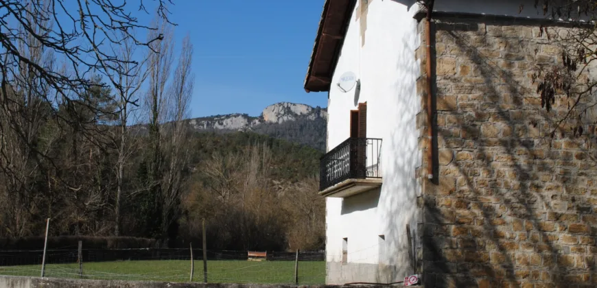 Casa Independiente de piedra en el pueblo de Izal Valle de Salazar