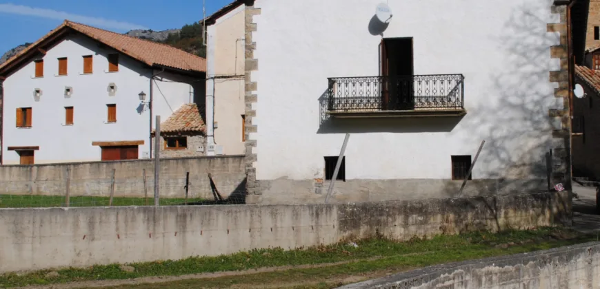 Casa Independiente de piedra en el pueblo de Izal Valle de Salazar